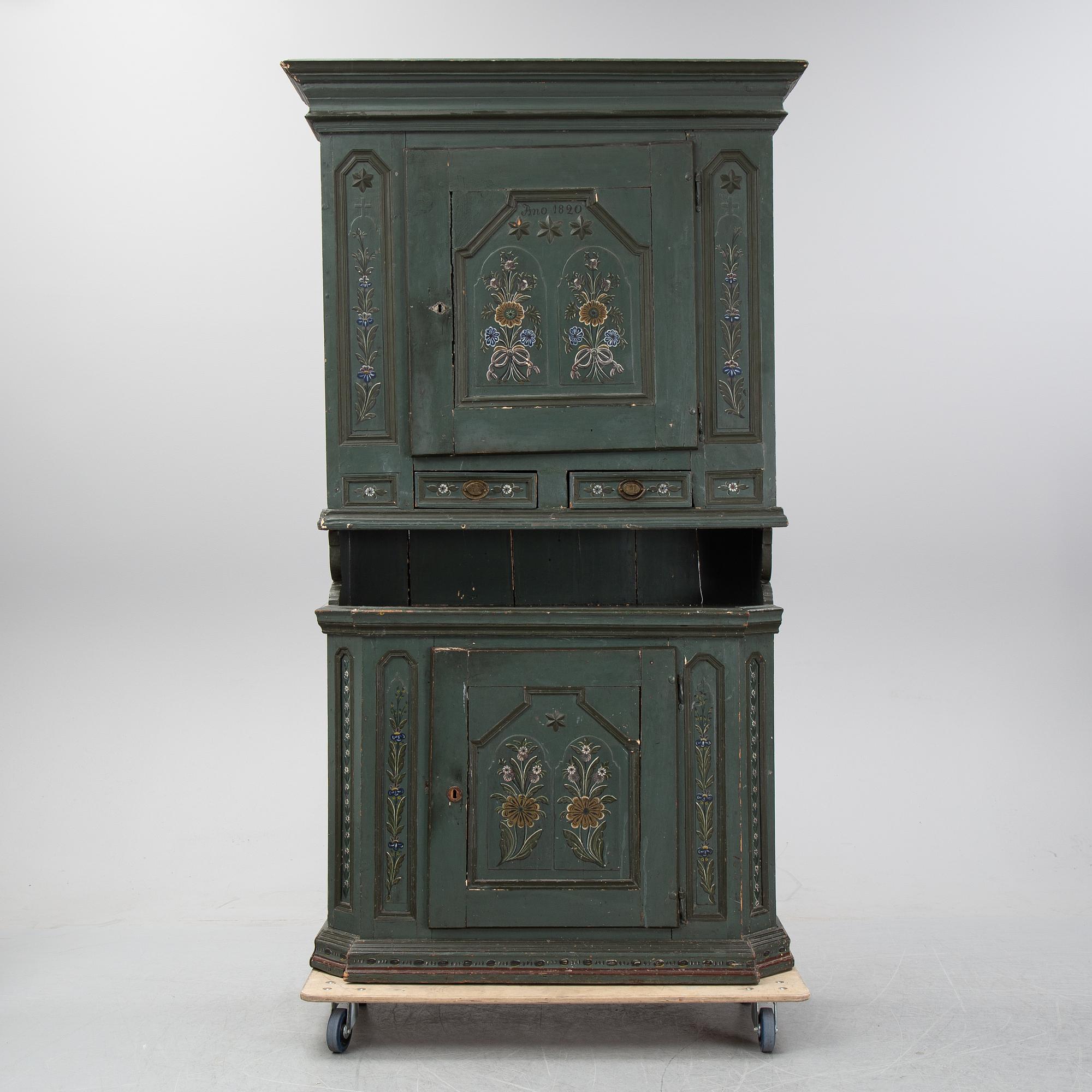 A painted cabinet from Hälsingland, possibly from the first half of the 19th century.