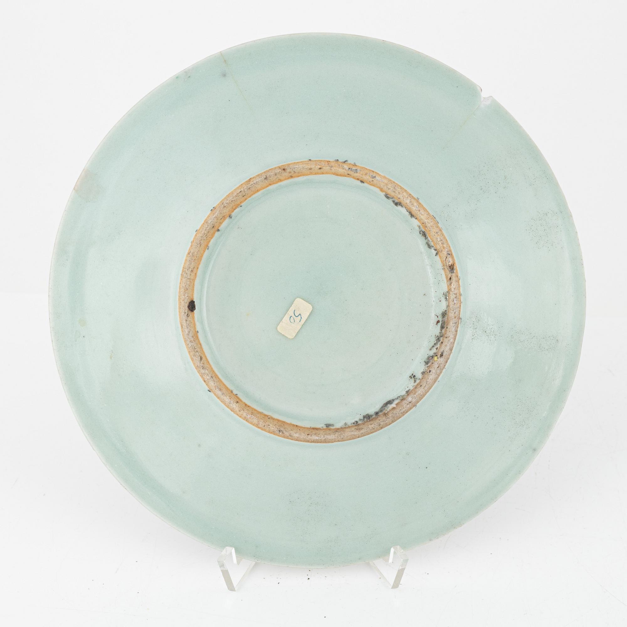 Tallrikar, 5 st, samt en vas, porslin, Kanton, Kina, 1800-talets andra hälft.