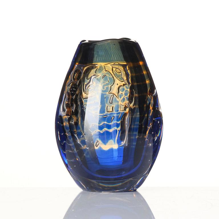 Edvin Öhrström, an ariel glass vase, Orrefors, Sweden, 1967.