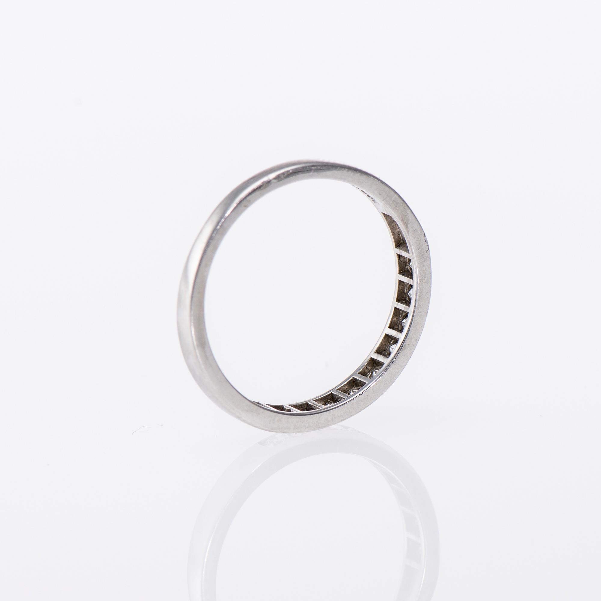RING, platina, diamanter 9 st. tot. ca 0,33 ct, Vikt 3,5 g.