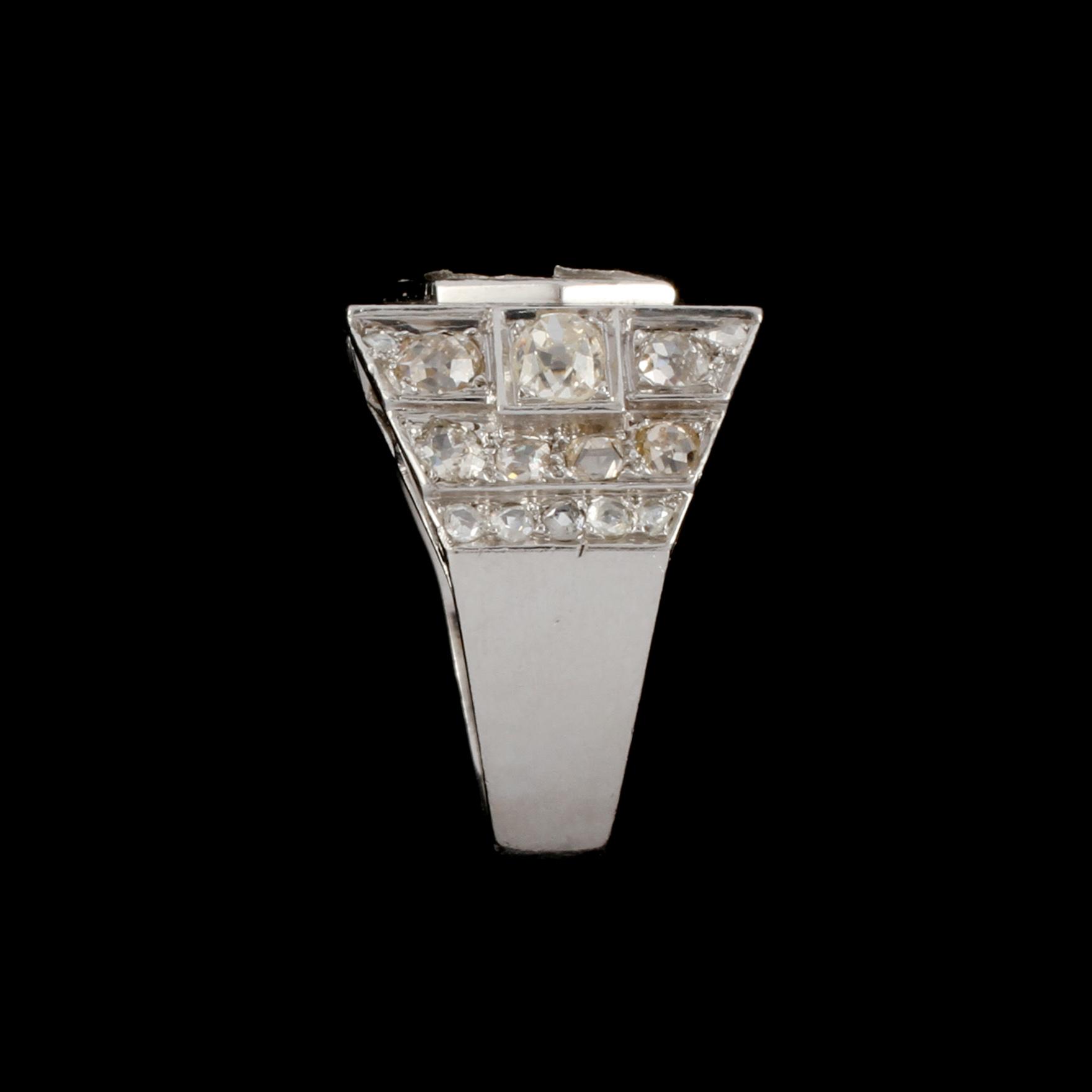 RING, 18k vitguld med rosenslipade och äldre briljantslipade diamanter. Vikt 12 g.