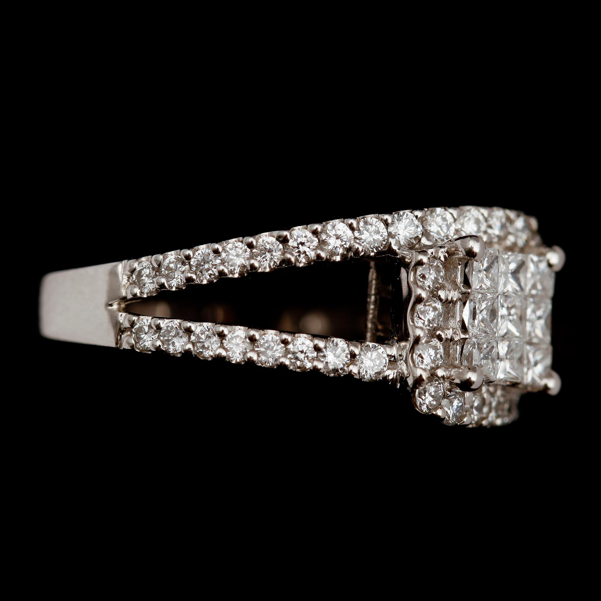 RING, 14 k vitguld, princess och briljantslipade diamanter , tot ca 1.0 ct.