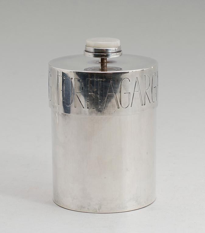 DOSA, silver, Kerstin Öhlin, 1974. Vikt ca 375 g med lockets träinsats.