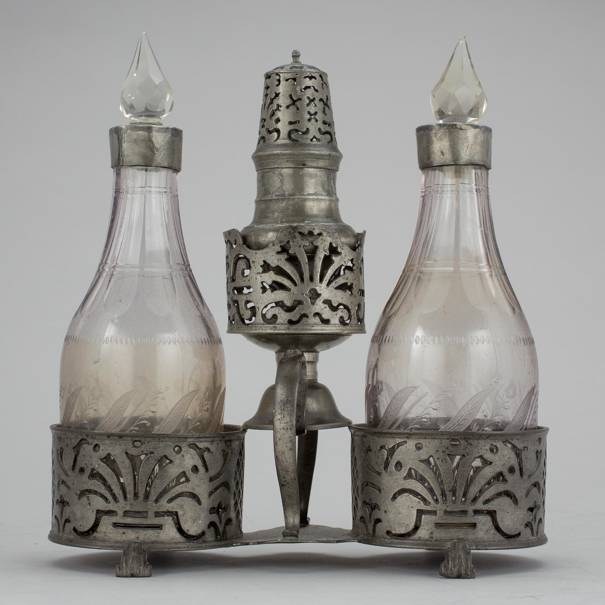 BORDSSURTOUT, tenn, otydliga stämplar, 1800-talets första hälft.