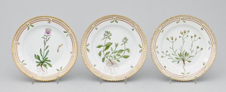 ASSIETTER, 7st, porslin. "Flora Danica", Royal Copenhagen, Danmark.