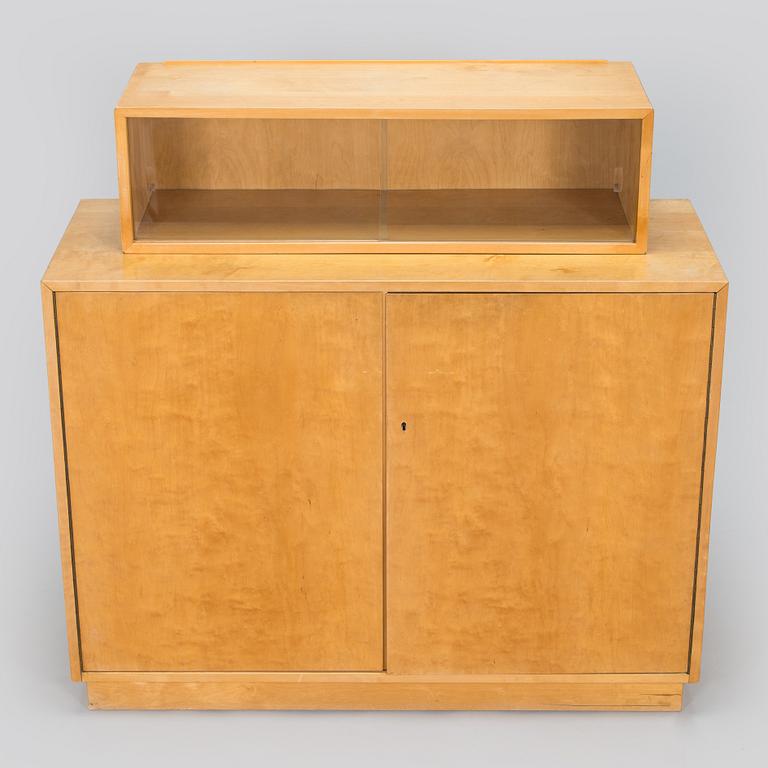 Aino Aalto, kaappi, malli 808 ja vitriini, malli 214 O.Y. Huonekalu- ja Rakennustyötehdas A.B. 1950-luvun alku.