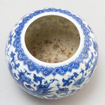 A famille rose teapot, blue and white jar and a placquer, Qing dynasty and 20th century.