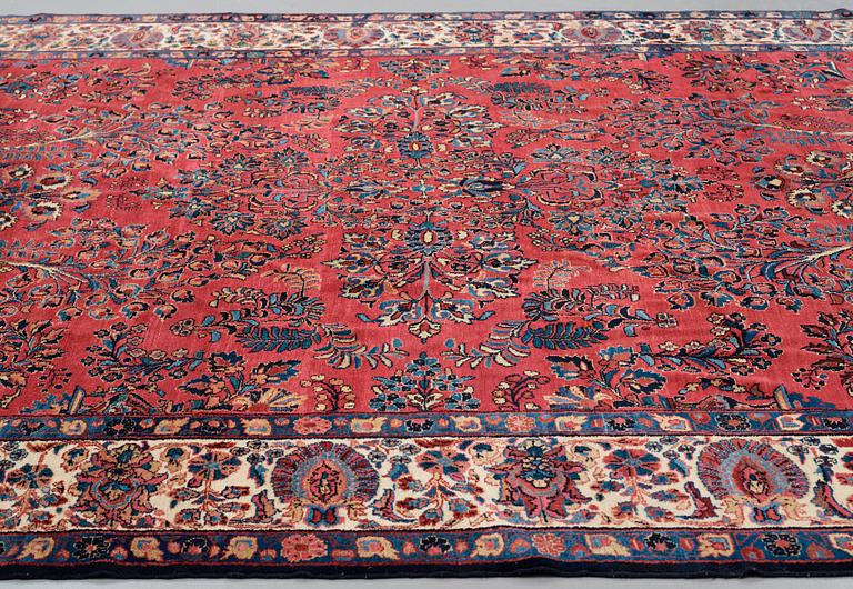 A CARPET, a semi-antique/old Lilihan probably, ca 470 x 343-349,5 cm (as well as 2-2,5 cm blue flat weave at the ends).