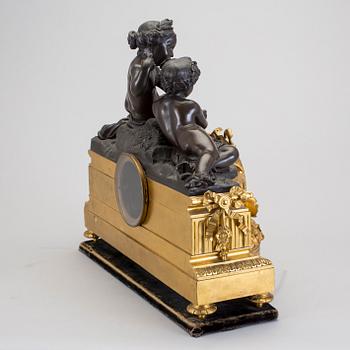 BORDSUR, med pendel, förgylld och patinerad brons, Raingo Fres, Paris, 1800 talets mitt.