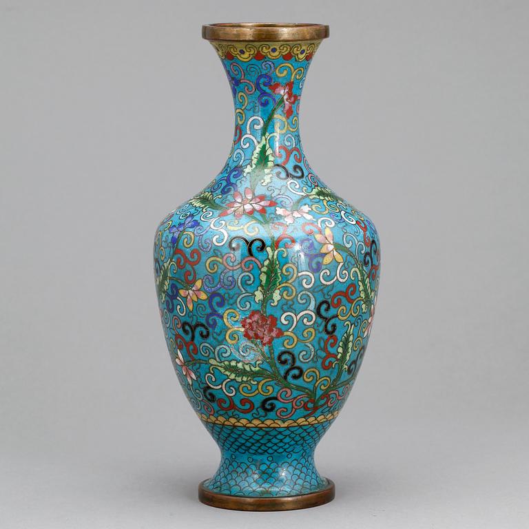 VAS, cloisonne, Kina 1900-tal.