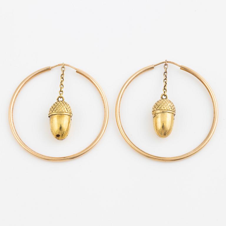 Örhängen, kreoler, hoops 18K guld, medföljande påhängen i form av ekollon med emalj med motiv av mytologiskt sjödjur.