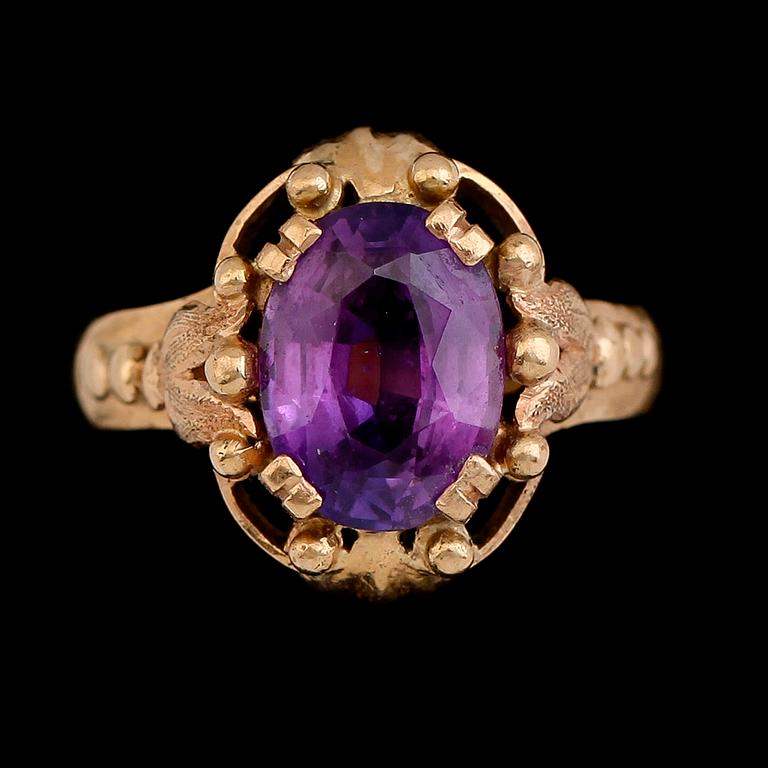 RING, 18 k guld, 1942, röd sten. Vikt 5,5 g.