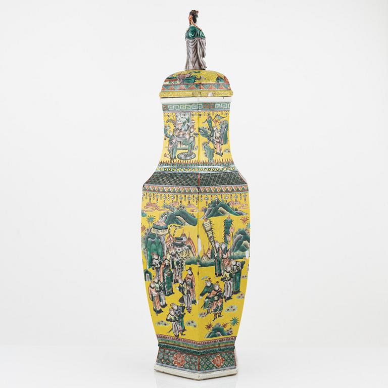 A porcelain urn, China, early 20th century.