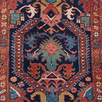 GALLERIMATTA, semiantik Azerbadjan, ca 545,5 x 102,5 cm (samt en kortsida med 2 cm slätväv).