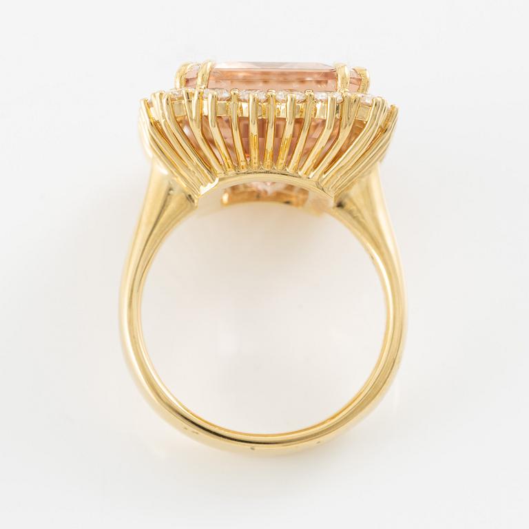 Ring 18K guld med en fasettslipad morganit och runda briljantslipade diamanter.