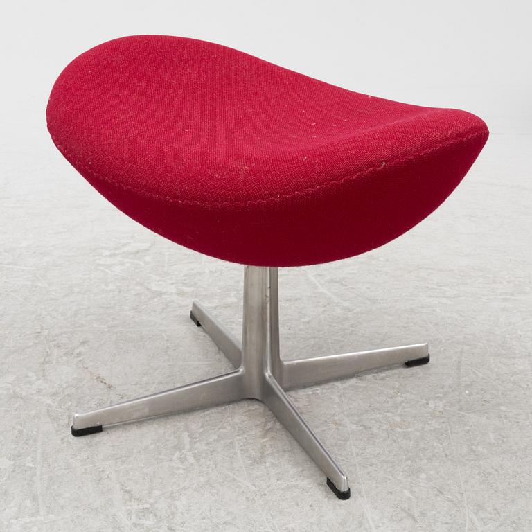 Arne Jacobsen, an armchair with footstool, "The Egg", Fritz Hansen, Danmark, 2000.