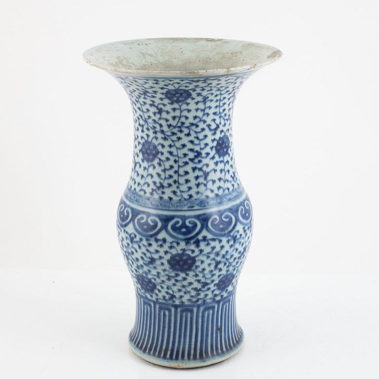 A blue and white vase, late Qing dynasty/early 20th century.