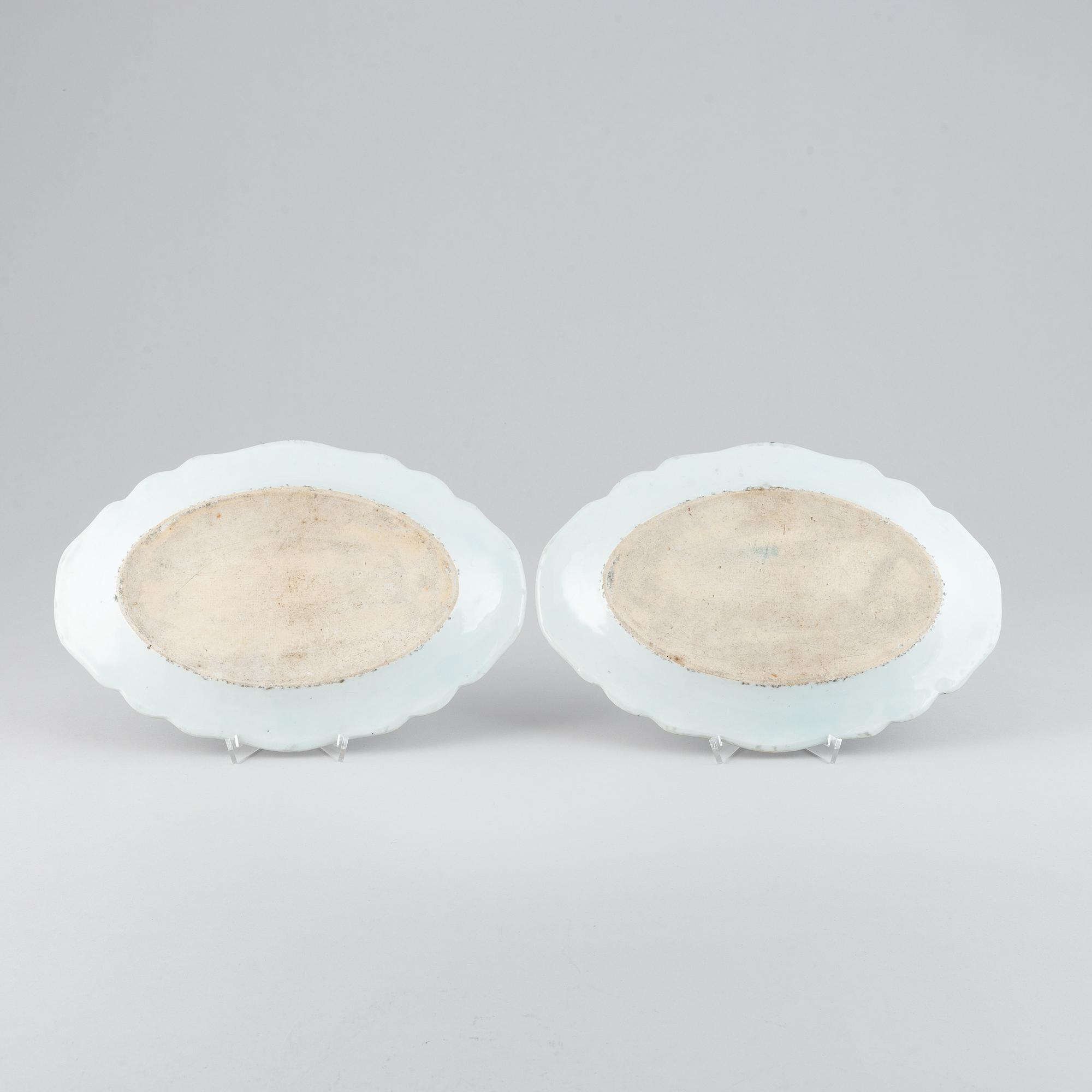 A pair of double peacock dishes, Qing dynasty, Qianlong (1736-95).