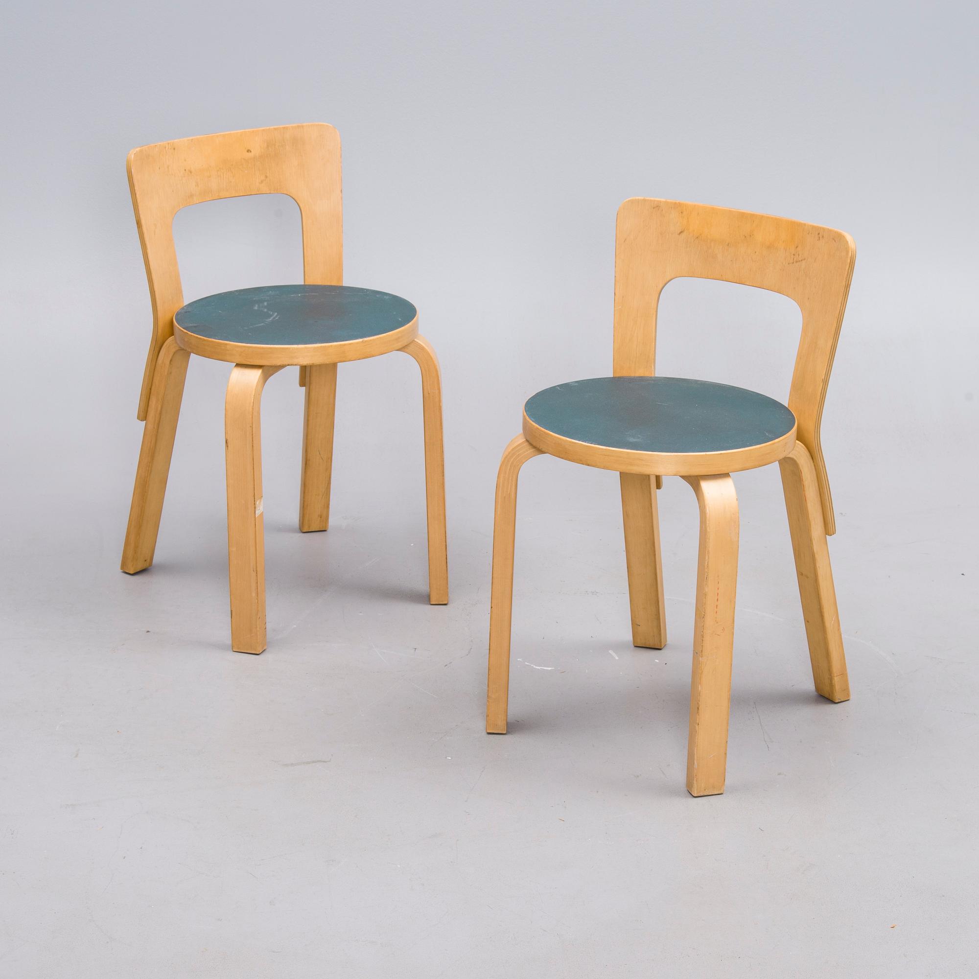 STOLAR, ett par, modell 65, Alvar Aalto Artek. Modellen formgiven 1935.