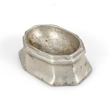SALTKAR, tenn, något otydliga stämplar trol Karlskrona, 1700-tal.