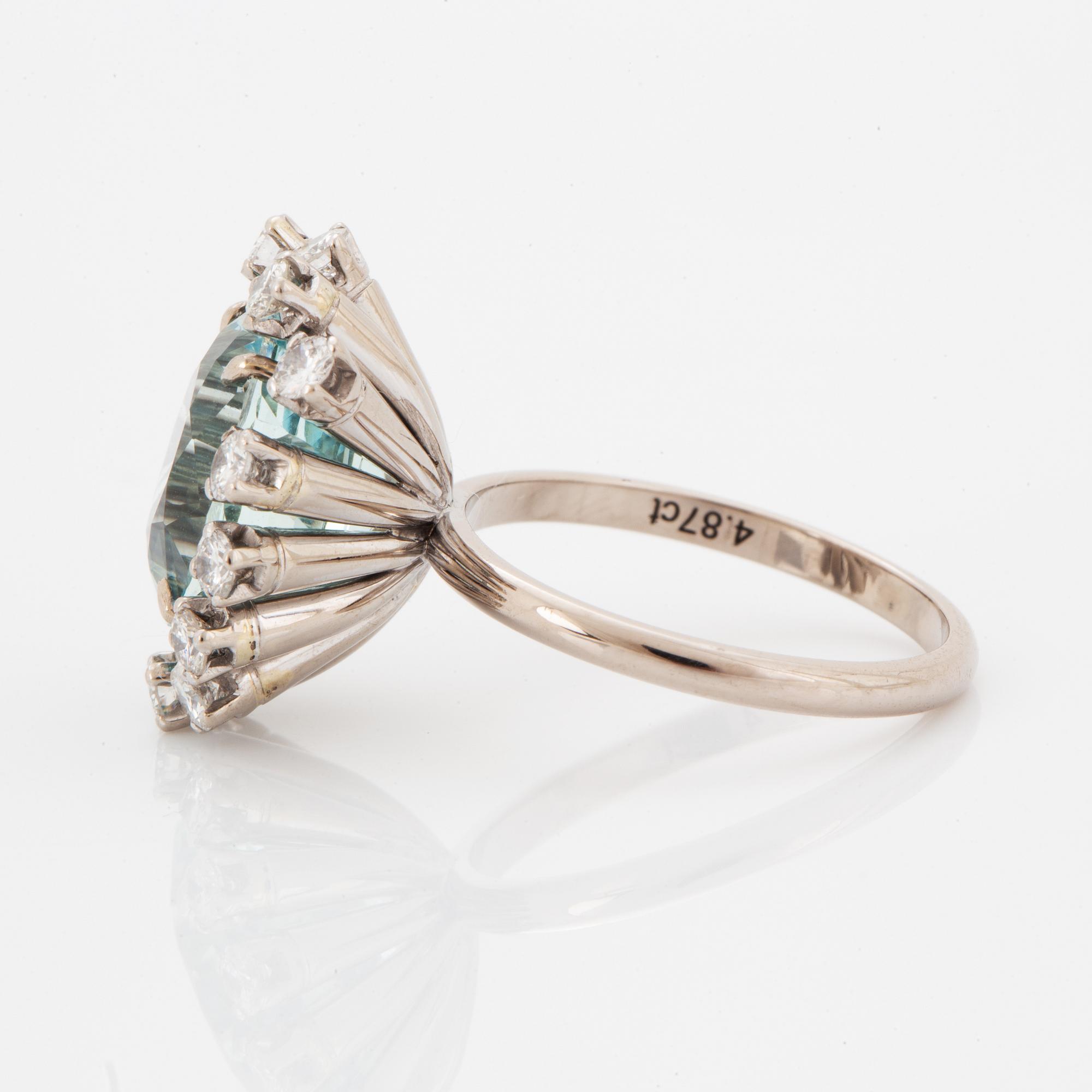 COCKTAILRING, med akvamarin och briljantslipade diamanter.