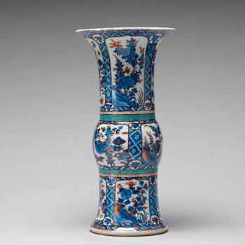 TRUMPETVAS, porslin. Qingdynastin, Kangxi (1662-1722).
