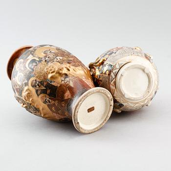 VASER, 2 st, porslin, Satsuma, Japan, 1900-talets första hälft.