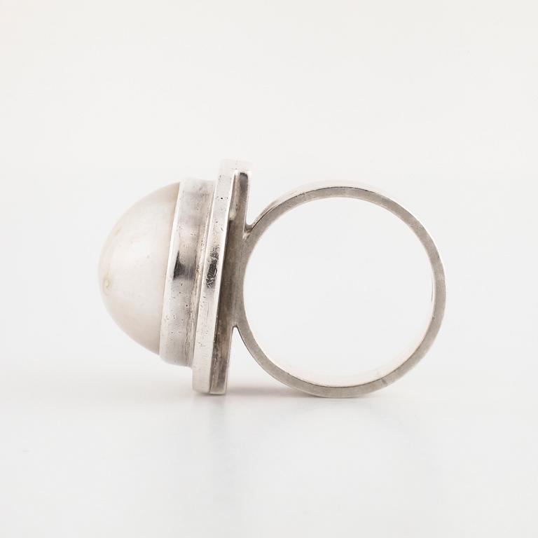 CECILIA JOHANSSON, Göteborg, 1985, ring med mabé pärla.
