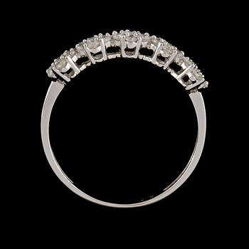 RING, 18K vitguld med briljantslipade diamanter 0.40 ct. Vikt 1.6 gram.