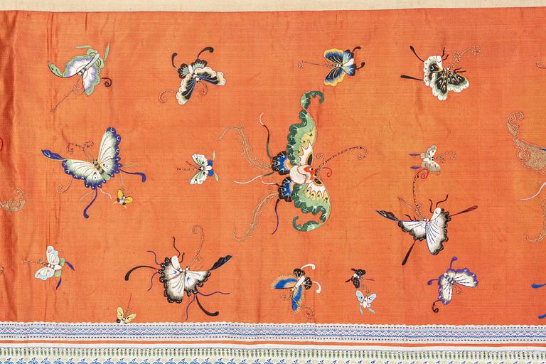 Textilvåder, två stycken, broderat siden. Qingdynastin, omkring 1900.