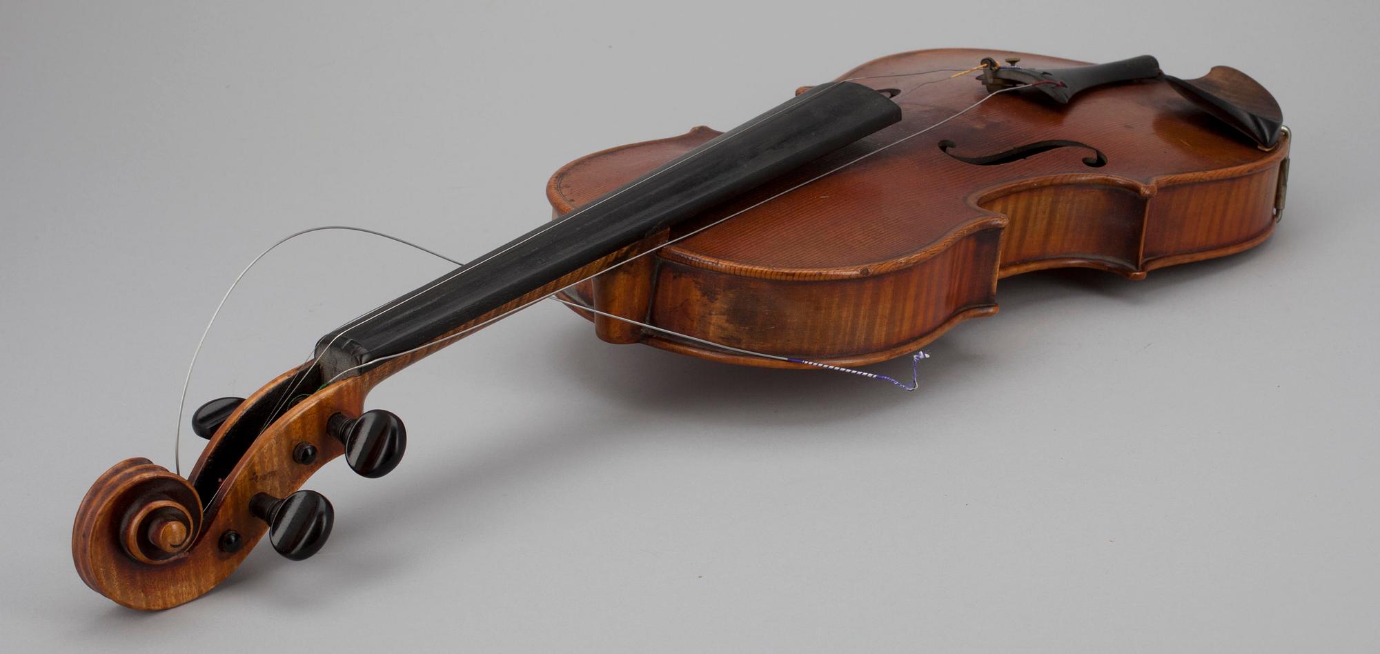 VIOLIN, i fodral, sekelskiftet 1800/1900.