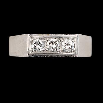 RING, 18K vitguld och briljantslipade diamanter, svenska stämplar, 1970. Total vikt ca 5 g.