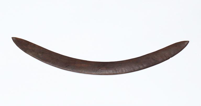 BUMERANG ("Boomerang"). Trä. Australien omkring 1950. Längd 59,5 cm.