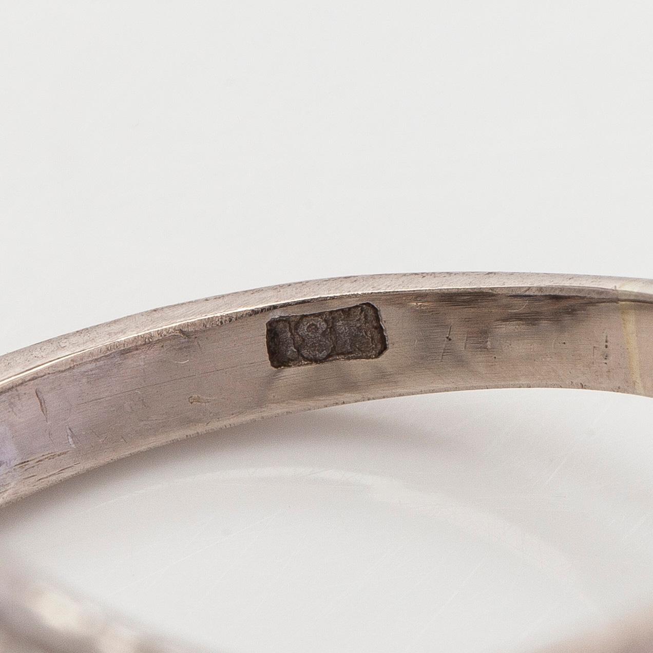 Ring, 18K vitguld, diamanter och safir.