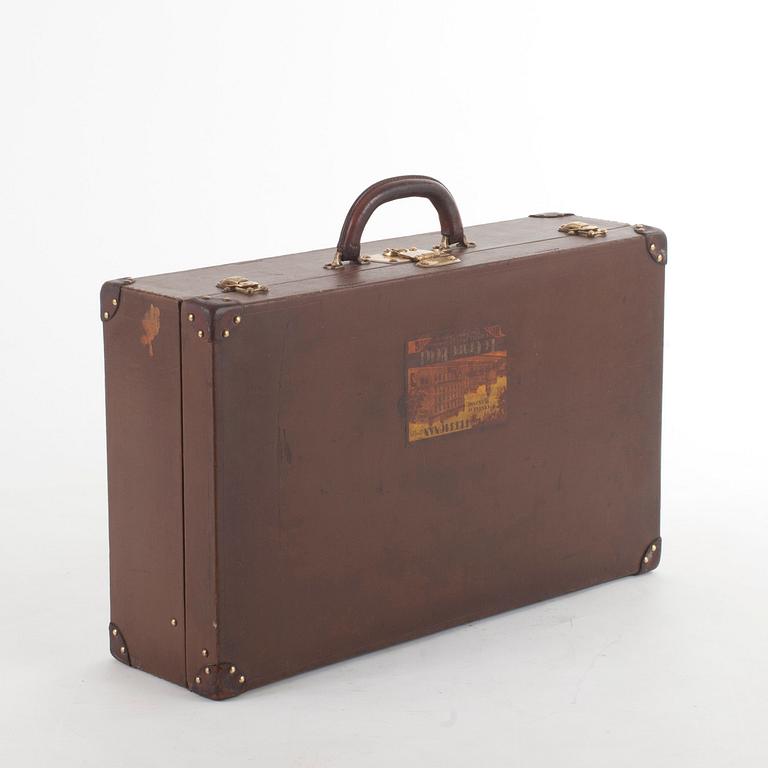 LOUIS VUITTON, a brown faux leather suitcase from around 1910.