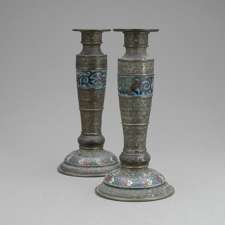 LJUSSTAKAR, ett par, cloisonne, Kina, 1900-tal.
