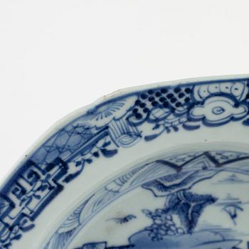 A pair of blue and white porcelain dinner plates and two dishes. Qing dynasty, Qianlong (1736-1795).