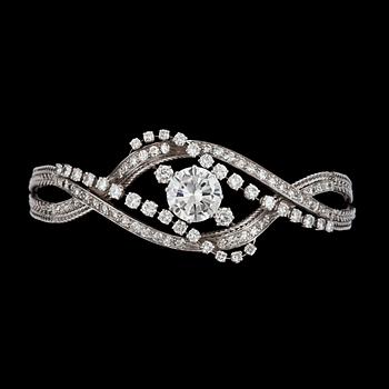 885. A totally circa 4.30 cts brilliant-cut diamond bracelet. Center stone circa 3.00 cts, quality circa H/VVS.