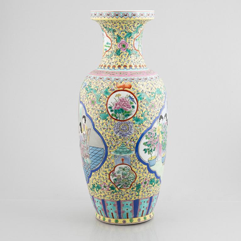 A Chinese porcelain vase, second half of te 20th century.