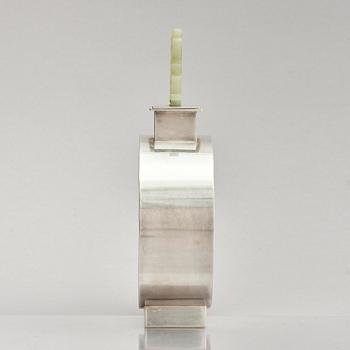 Inga Lagervall Ringbom, flaska med lock, sterling silver och nefrit, Stockholm 1978.