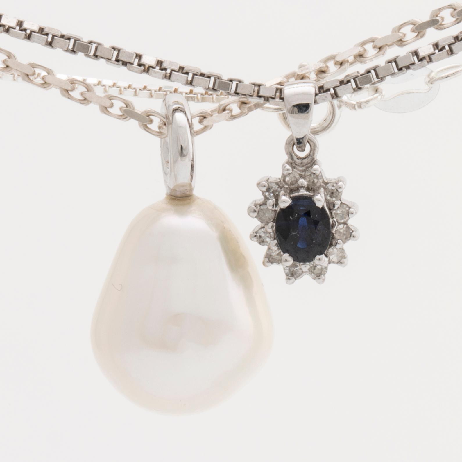 2 pendants 18K whitegold with 1 cultured pearl approx 13,5 mm and 1 sapphire approx 4x3 mm and diamonds, 5 silver chains.