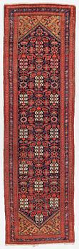 An antique/semi-antique Malayer runner, approx. 365 x 105 cm.