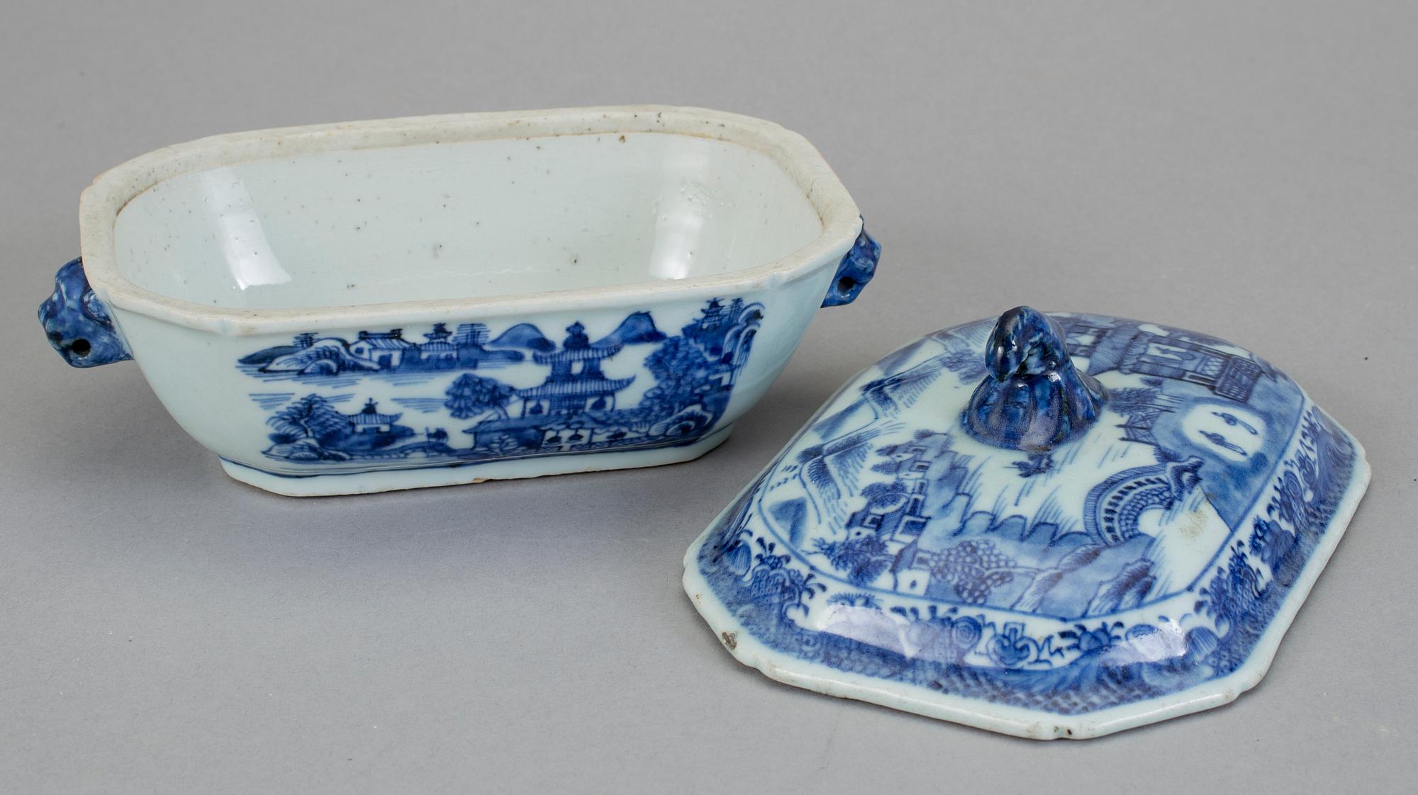 SMÖRTERRIN, porslin, Qingdynastin, Qianlong (1736-95).