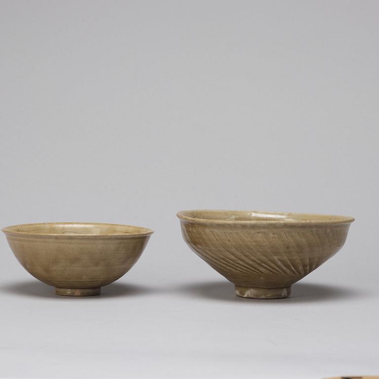 SKÅLAR, två stycken, keramik. Sydostasien, troligen Sawankhalok, 14/1500-tal.