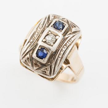 Ring 14K guld med små safirer och gammalslipad diamant.