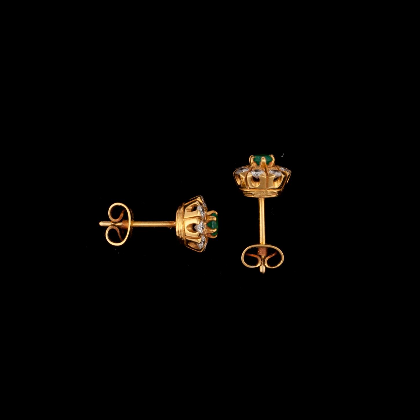 ÖRHÄNGEN, 18K guld, smaragder, diamanter. Vikt ca 2,4 g.