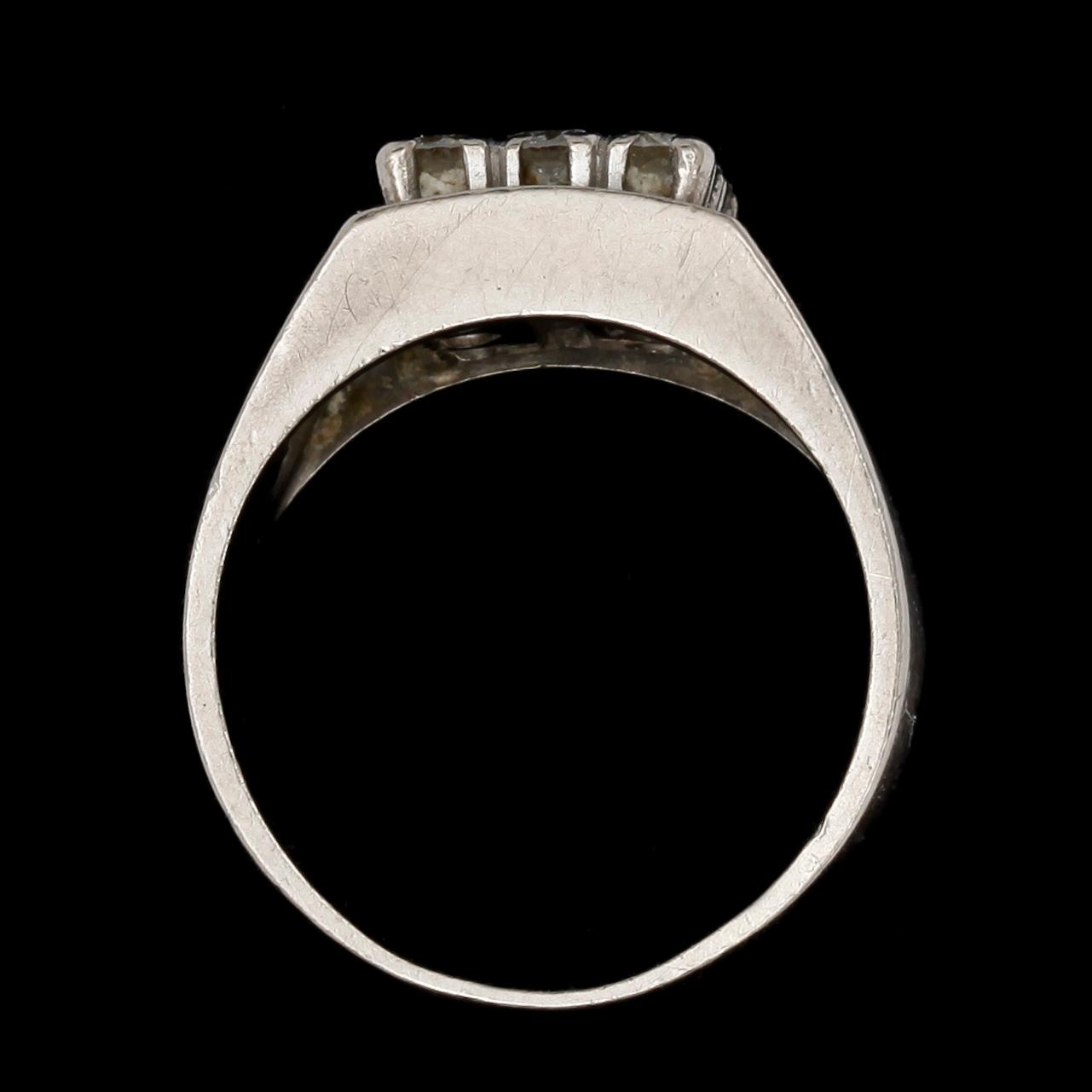 RING, 18k guld med briljantslipade diamanter tot ca 0,72 ct enligt gravyr. Cesons guldvaru AB, Göteborg, 1975.Vikt 8,3 g.