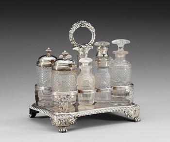 101. BORDSSURTOUT med 8 FLASKOR med LOCK,  silver och glas. London 1820.