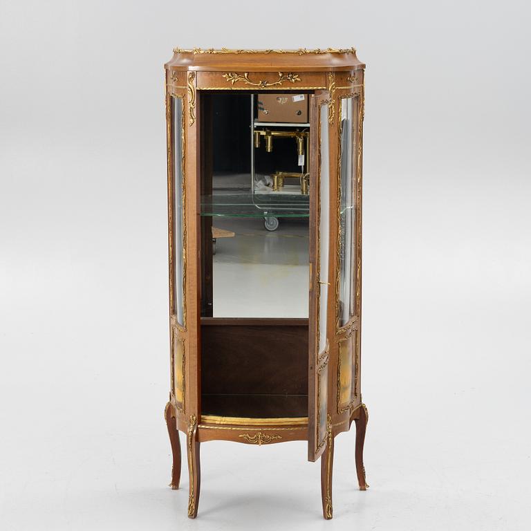Vitrinskåp, Louis XV-stil, 1900-tal.