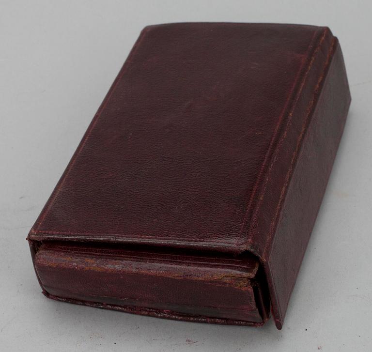 LÄKARINSTRUMENT i läderetui, ca 1900.